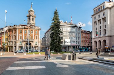 Varese, İtalya - 12 Ocak 2018: Görünüm Monte Grappa kare uzun köknar ağacı ve Bernascone Kulesi Varese tarihi merkezi bulunan arka planda.