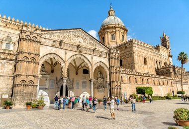 Palermo, Sicilya, İtalya - 6 Ekim 2017: Ünlü portikosunun Domenico ve Antonello Gagini Palermo Katedrali yakınındaki turist.