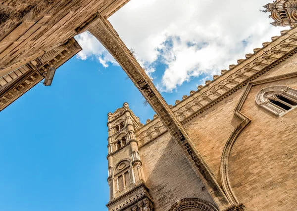 Vista Del Arco Torre Catedral Palermo Con Perspectiva Desde Abajo — Foto de Stock