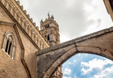 Kemer ve perspektif aşağıdan, Sicilya, Güney İtalya Palermo katedral kule görünümü