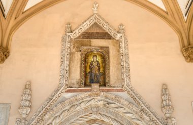 Domenico ve Antonello Gagini Palermo katedral kilise, Sicilya, Güney İtalya'nın ünlü portico adlı çocuk ile Madonna'nın Mozaik