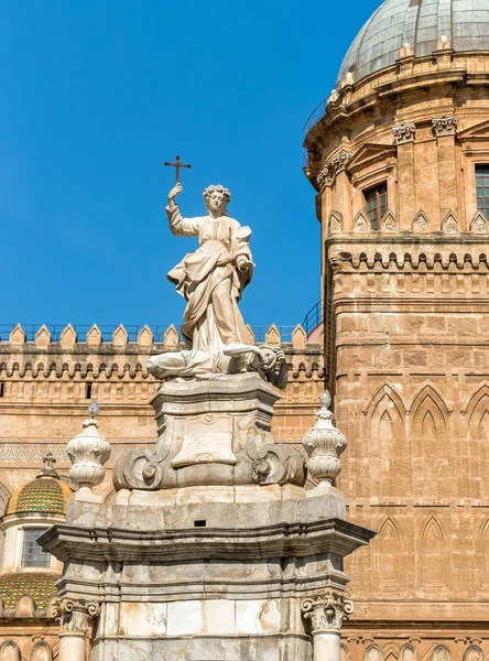 Vista Estatua Santa Rosalía Frente Catedral Palermo Sicilia Sur Italia —  Fotos de Stock