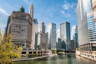 Chicago gökdelenler Mather Kulesi ve Londra garanti bina Chicago Nehri, Illinois, ABD ile görünümünü