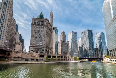 Chicago gökdelenler Mather Kulesi ve Londra garanti bina Chicago Nehri, Illinois, ABD ile görünümünü