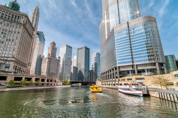 Chicago Illinois Abril 2012 Vista Los Rascacielos Chicago Con Watertaxi — Foto de Stock