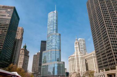 Görünümü Chicago Nehri'nin Merkezi Chicago, Illinois, gökdelenler ve Donald Trump Tower bize