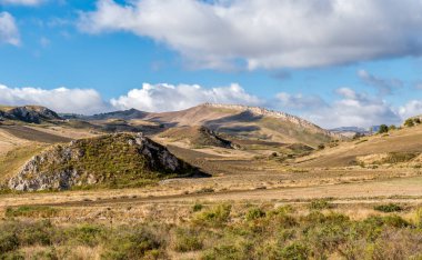 Tipik Sicilya bölgesindeki Agrigento eyaletinde, kırsal manzara tepelerde görünümünü.