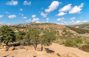 Agrigento şehir tapınaklar Vadisi Arkeoloji Parkı, Sicilya, İtalya'dan görünüm