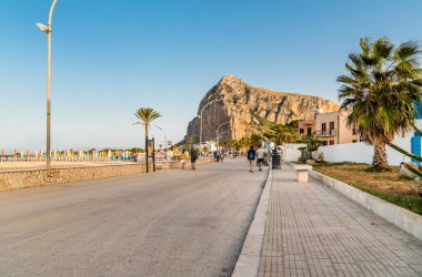 San Vito Lo Capo, Trapani, İtalya - 3 Ekim 2016: San Vito Lo Capo sahil alanının üzerinde yürüyen insanlar.