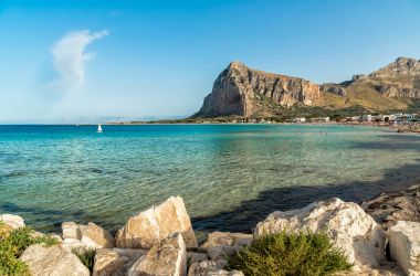 San Vito Lo Capo Beach arka plan, Sicilya, İtalya Monako'da Monte ile görünüm