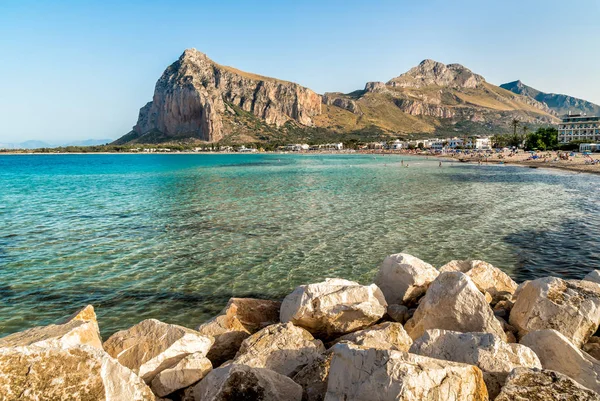 San Vito Lo Capo Beach arka plan, Sicilya, İtalya Monako'da Monte ile görünüm