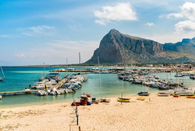 San Vito Lo Capo, Trapani, İtalya - 16 Eylül 2016: Balıkçı tekneleri ve yatlar, liman, San Vito Lo Capo.