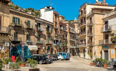 Monreale, Sicilya, İtalya - 8 Ekim 2017: Monreale Merkezi sokaklarda biridir bir tarihi hill kasabanın hemen dışında Palermo.