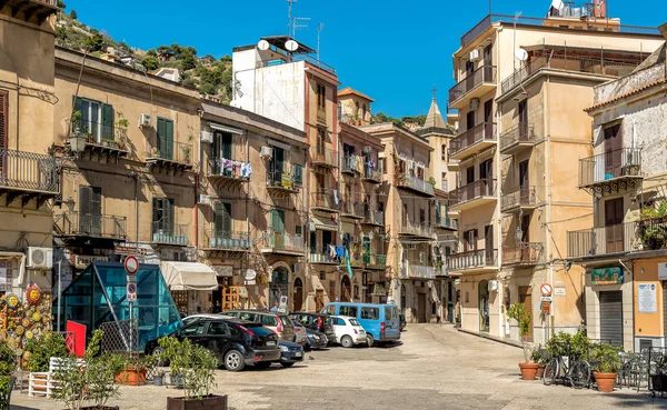 Monreale, Sicilya, İtalya - 8 Ekim 2017: Monreale Merkezi sokaklarda biridir bir tarihi hill kasabanın hemen dışında Palermo.