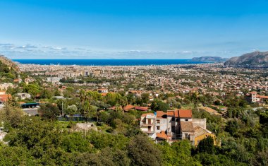 Panoramik Palermo şehir ve çevresinde Akdeniz kıyılarından Monreale, İtalya