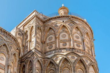 Asıl kapı ve antik katedral kilise Monreale, Sicilya, İtalya için onların Sivri kemerler outsides