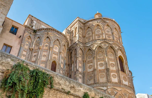 Las Afueras Las Puertas Principales Sus Arcos Puntiagudos Antigua Iglesia —  Fotos de Stock