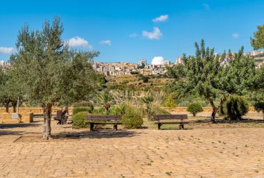 Archaeological Park Agrigento tapınaklarda Agrigento şehir arka plan, Sicilya, İtalya ile vadi
