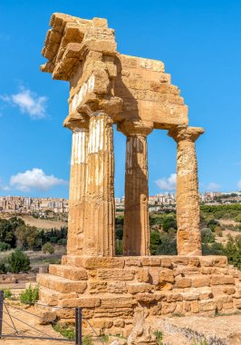 Tapınaklar Castor ve Pollux, Agrigento, Sicilya, İtalya tapınaklarda Vadisi park bulunan yeniden monte kalıntıları