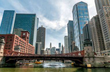 Görünümünü Chicago cityscape dan Chicago Nehri, Illinois, Amerika Birleşik Devletleri