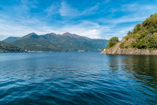 Lake Maggiore İtalya'nın Maccagno kentindeki görülen görünümünü
