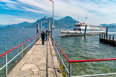 Pallanza, Verbania, İtalya - 13 Nisan 2017: Villa Taranto Pallanza rıhtımda turistler için bir feribot bekleyen tekne.