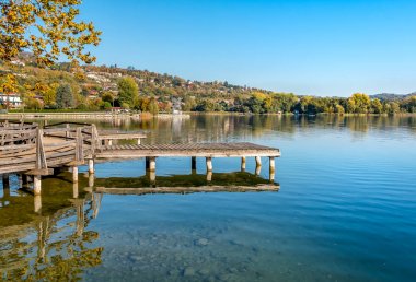 Varese Lake görünümü Gavirate köyden Varese eyaletinde, İtalya