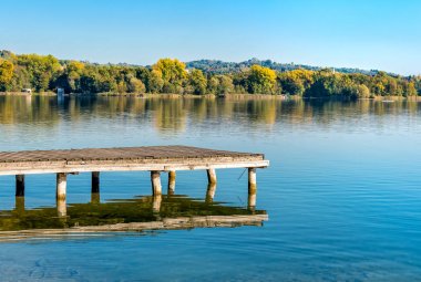 Varese Lake görünümü Gavirate köyden Varese eyaletinde, İtalya