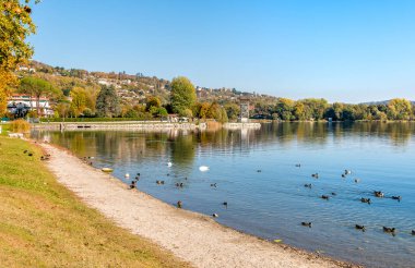 Varese Lake görünümü Gavirate köyden Varese eyaletinde, İtalya