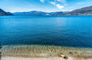 Lake Maggiore manzara bir kış gününde.