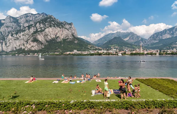 Malgrate Lombardiet Italien Augusti 2015 Personer Som Vilar Den Lakefront — Stockfoto