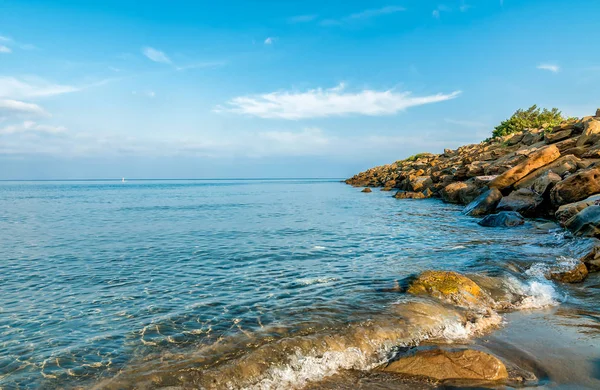 Landskap Lugna Havet Med Blå Vatten Och Stenar Toscana Italien — Stockfoto