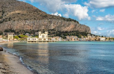 Görünüm Charleston, Mondello beach kuruluş Denizi'ndeki Palermo, Sicilya, İtalya