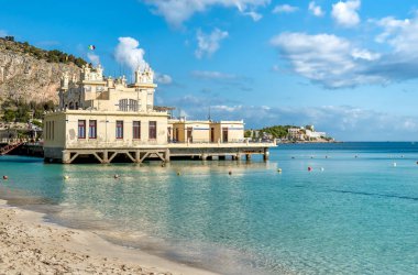 Görünüm Charleston, Mondello beach kuruluş Denizi'ndeki Palermo, Sicilya, İtalya