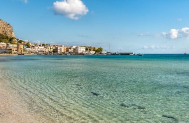 Mondello beach göster, şehir Palermo, Sicilya, İtalya'nın merkezi yakınlarındaki küçük bir tatil beldesi olan