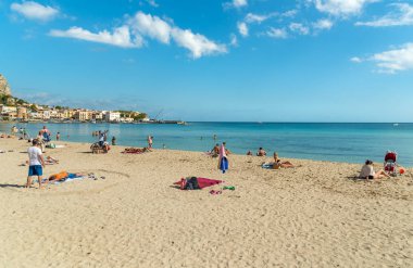 Mondello - Palermo, Sicilya, İtalya - 9 Ekim 2017: Mondello zevk plaj bir sonbahar gününde millet, Merkezi şehir Palermo yakınlarındaki küçük bir tatil beldesi olan.
