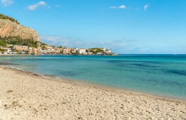 Mondello beach göster, şehir Palermo, Sicilya, İtalya'nın merkezi yakınlarındaki küçük bir tatil beldesi olan