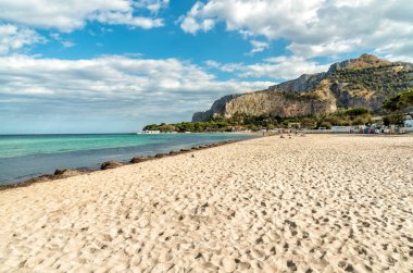 Mondello beach göster, şehir Palermo, Sicilya, İtalya'nın merkezi yakınlarındaki küçük bir tatil beldesi olan