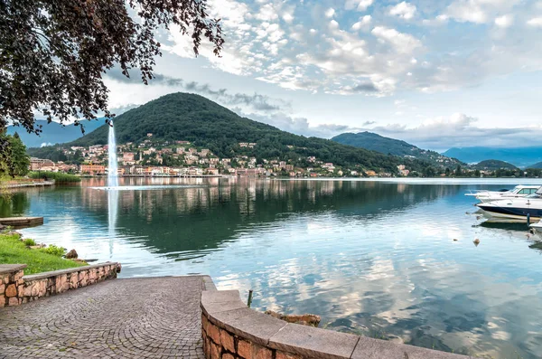 Solnedgång Landskap Lavena Ponte Tresa Med Fontän Och Reflektioner Sjön — Stockfoto