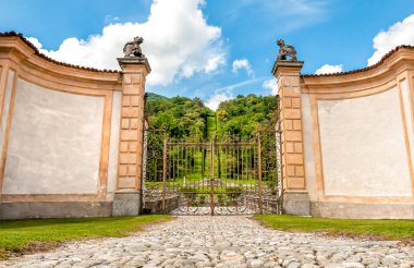 Casalzuigno İtalya Varese eyaletinde yer alan Villa Della Porta Bozzolo kapısına