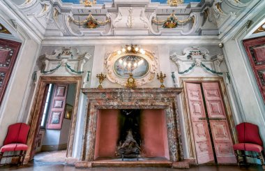 Casalzuigno, Varese, İtalya - 6 Nisan 2017: İç mekan Villa Della Porta Bozzolo Casalzuigno içinde illusionistic boyalı mimarisi ile dekore edilmiş.