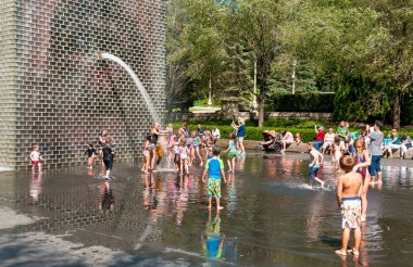 Chicago, Illinois, ABD - 15 Ağustos 2014: Chicago 'da sıcak bir yaz gününde Millennium Park' ta popüler Crown Fountain 'ın tadını çıkaran çocuklar.