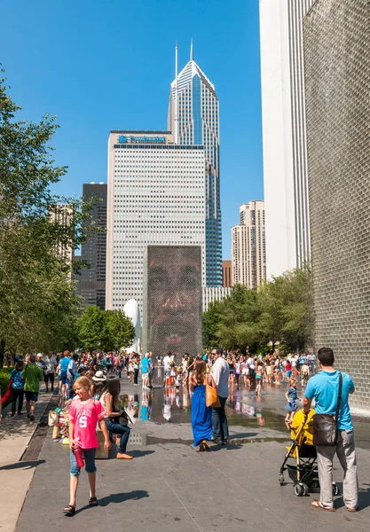 Chicago Illinois Agosto 2014 Los Visitantes Disfrutan Popular Fuente Crown — Foto de Stock