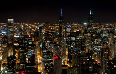 Gece, Illinois, ABD tarafından ışıklandırılmış gökdelenler ile Chicago manzarası Üstten Görünüm
