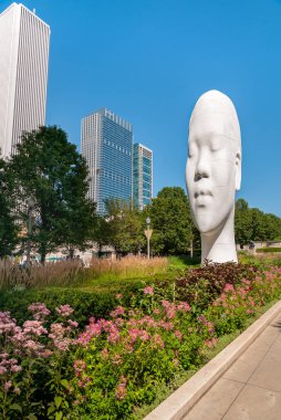 Chicago, Illinois, ABD - 15 Ağustos 2014: Awilda en büyük baş heykel İspanyolca heykeltraş Jaume Plensa çapa Chicago Millenium Park. 