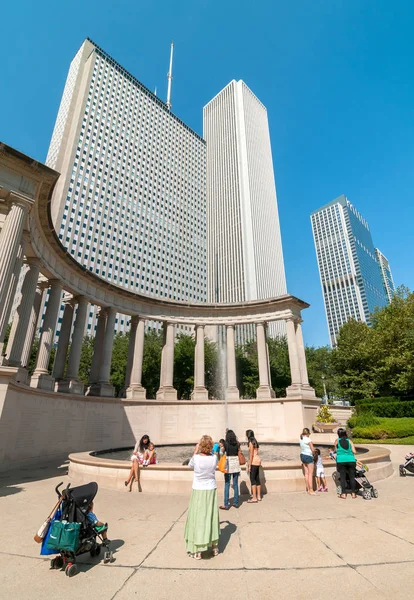Chicago Illinois Usa August 2014 Tourists Visiting Wrigley Square Millennium — Stock Photo, Image