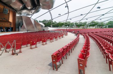 Chicago, Illinois, ABD - 15 Ağustos 2014: Chicago Millenium Park bulunan kırmızı konser sandalyeler Jay Pritzker Pavyonu.