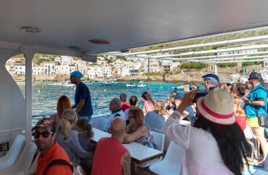 Levanzo, Sicilya, İtalya - 22 Eylül 2016: feribot ile Levanzo adaya gelen turist üç Aegadian Islands Sicilya Akdeniz'de en küçüğü olduğunu.