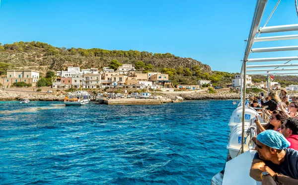Levanzo Sicília Itália Setembro 2016 Turistas Que Chegam Balsa Ilha — Fotografia de Stock