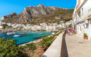 Levanzo, Sicilya, İtalya - 22 Eylül 2016: Ziyaretçiler Levanzo Adası, Egadi en küçük küçük köy onların gezisi sırasında kıyı şeridi zevk.